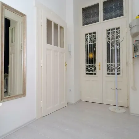 Boutique Jokai - In The Center *