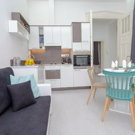 Boutique Jokai - In The Center *